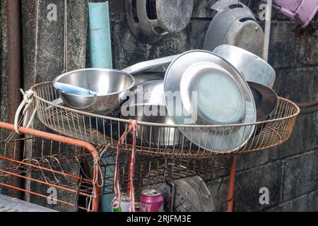 Les plats en aluminium lavés sont séchés sur un support extérieur Banque D'Images