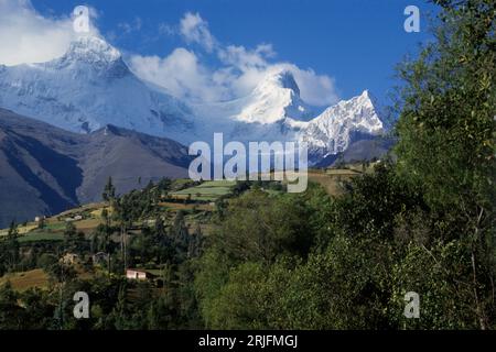 Pérou, Andes Montain Range - Cordillera de los Andes. Cordillera Blanca. Mont Huandoy couvert de neige. Établissements et champs au premier plan. Banque D'Images