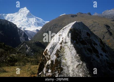 Pérou, Cordillera de los Andes, Cordillera Blanca. Mont Huandoy couvert de neige (6395 m), avec rocher au premier plan Banque D'Images