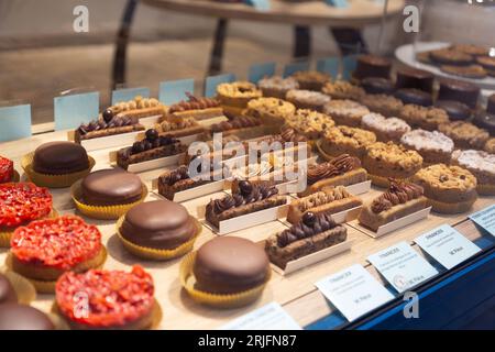 Lyon, France - 26 janvier 2022 : desserts lyonnais traditionnels exposés dans les vitrines de la boutique à Lyon, France. Banque D'Images