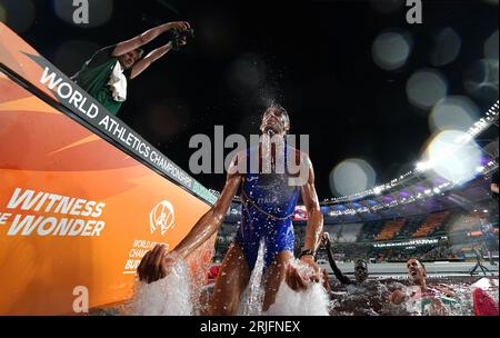 L'Italien Gianmarco Tamberi célèbre la médaille d'or au saut en hauteur masculin en participant au saut d'eau le quatrième jour des Championnats du monde d'athlétisme au Centre national d'athlétisme de Budapest, Hongrie. Date de la photo : mardi 22 août 2023. Banque D'Images