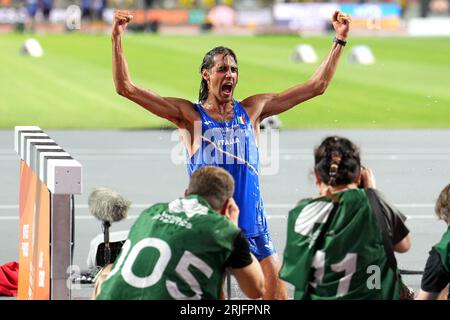 L'Italien Gianmarco Tamberi célèbre avoir remporté l'or au saut en hauteur masculin lors du saut d'eau lors de la quatrième journée des Championnats du monde d'athlétisme au Centre national d'athlétisme de Budapest, Hongrie. Date de la photo : mardi 22 août 2023. Banque D'Images