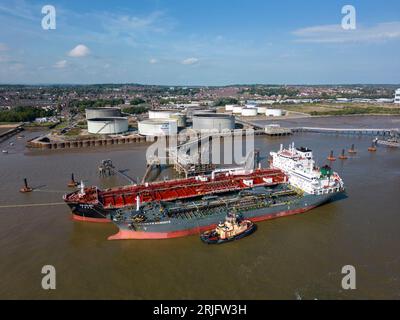 Vue aérienne, navire citerne de pétrole et de produits chimiques CS HU BEI au terminal pétrolier Tranmere, River Mersey, Birkenhead, Wirral, Merseyside, Angleterre Banque D'Images