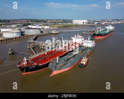 Vue aérienne, navire citerne de pétrole et de produits chimiques Elisabeth Schulte au terminal pétrolier Tranmere, Birkenhead, Wirral, Merseyside, Angleterre Banque D'Images