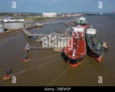 Vue aérienne, navire citerne de pétrole et de produits chimiques CS HU BEI au terminal pétrolier Tranmere, River Mersey, Birkenhead, Wirral, Merseyside, Angleterre Banque D'Images