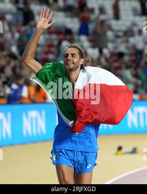 L'Italien Gianmarco Tamberi célèbre sa victoire au saut en hauteur masculin lors de la quatrième journée des Championnats du monde d'athlétisme au Centre national d'athlétisme de Budapest, Hongrie. Date de la photo : mardi 22 août 2023. Banque D'Images