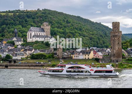 Bateau d'excursion Boppard, sur le Rhin dans la vallée du Rhin moyen supérieur, toile de fond de la ville d'Oberwesel, Rhénanie-Palatinat, Allemagne Banque D'Images