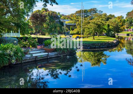 La rivière Avon coule à travers Mona Vale Garden Park, Christchurch, Île du Sud, Nouvelle-Zélande Banque D'Images