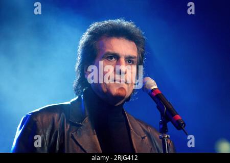 Milan Italie 2004-11-09 : Toto Cutugno, concert live sur la Piazza Duomo pour l'événement musical de radio Italia Banque D'Images