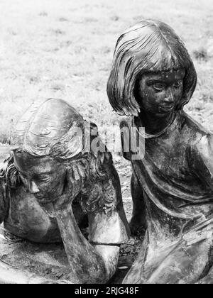 Alice Sculpture, par Edwin Russell, (extrait des livres), Guildford, Surrey, Angleterre, Royaume-Uni, GB. Banque D'Images