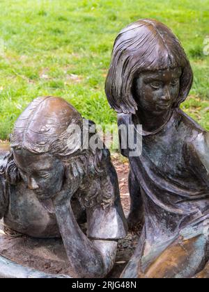 Alice Sculpture, par Edwin Russell, (extrait des livres), Guildford, Surrey, Angleterre, Royaume-Uni, GB. Banque D'Images