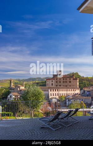 Château et ville avec vignoble à Barolo, région de Langhe, Piémont, Italie Banque D'Images