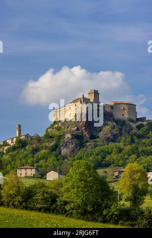 Château de Bardi (Castello di Bardi) avec ville, province de Parme, Émilie-Romagne Banque D'Images