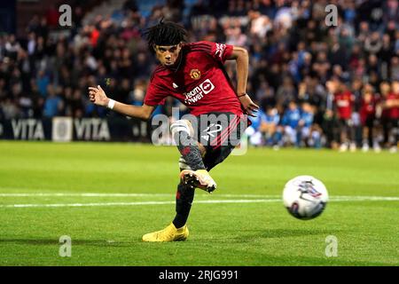 Ethan Williams de Manchester United lors d'une séance de tirs au but lors du match de la phase de groupes EFL Trophy à Edgeley Park, Stockport. Date de la photo : mardi 22 août 2023. Banque D'Images