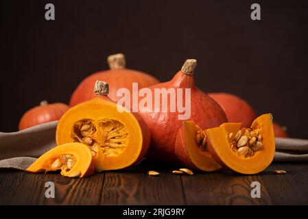 Nature morte avec Cut Hokkaido Pumpkin ou Red Kuri squash Banque D'Images