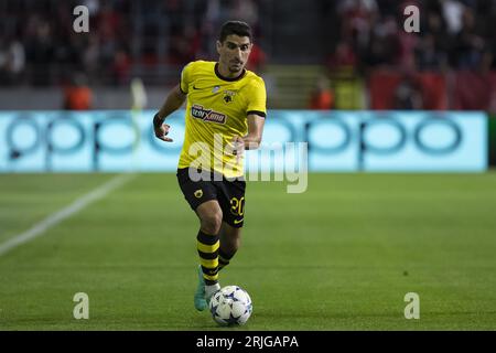 Anvers, Belgique. 22 août 2023. Petros Mantalos d'Athènes photographié en action lors d'un match entre l'équipe belge de football Royal Antwerp FC et l'équipe grecque de football AEK Athènes, la première étape des play-offs de la compétition UEFA Champions League, le mardi 22 août 2023 à Anvers. BELGA PHOTO KRISTOF VAN ACCOM crédit : Belga News Agency/Alamy Live News Banque D'Images