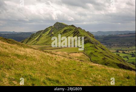 Vue de Chrome Hill, qui fait partie de la chaîne de Dragons Back, dans le Staffordshire Moorlands Peak District Banque D'Images