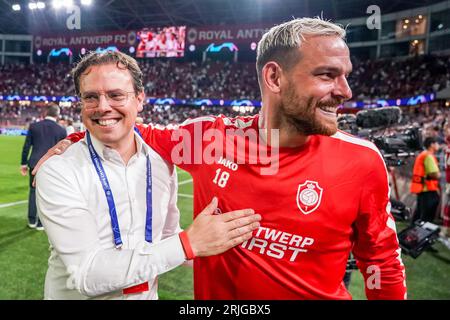 Deurne, Belgique. 22 août 2023. DEURNE, BELGIQUE - 22 AOÛT : Vincent Janssen du Royal Antwerp FC célèbre la victoire avec le General Manager Sven Jaecques du Royal Antwerp FC lors de l'UEFA Champions League - Play-offs - match de 1e étape entre le Royal Antwerp FC et l'AEK Athene au Bosuilstadion le 22 août 2023 à Deurne, Belgique (photo de Joris Verwijst/Orange Pictures) crédit : Orange pics BV/Alamy Live News Banque D'Images