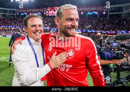 Deurne, Belgique. 22 août 2023. DEURNE, BELGIQUE - 22 AOÛT : Vincent Janssen du Royal Antwerp FC célèbre la victoire avec le General Manager Sven Jaecques du Royal Antwerp FC lors de l'UEFA Champions League - Play-offs - match de 1e étape entre le Royal Antwerp FC et l'AEK Athene au Bosuilstadion le 22 août 2023 à Deurne, Belgique (photo de Joris Verwijst/Orange Pictures) crédit : Orange pics BV/Alamy Live News Banque D'Images