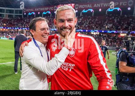 Deurne, Belgique. 22 août 2023. DEURNE, BELGIQUE - 22 AOÛT : Vincent Janssen du Royal Antwerp FC célèbre la victoire avec le General Manager Sven Jaecques du Royal Antwerp FC lors de l'UEFA Champions League - Play-offs - match de 1e étape entre le Royal Antwerp FC et l'AEK Athene au Bosuilstadion le 22 août 2023 à Deurne, Belgique (photo de Joris Verwijst/Orange Pictures) crédit : Orange pics BV/Alamy Live News Banque D'Images