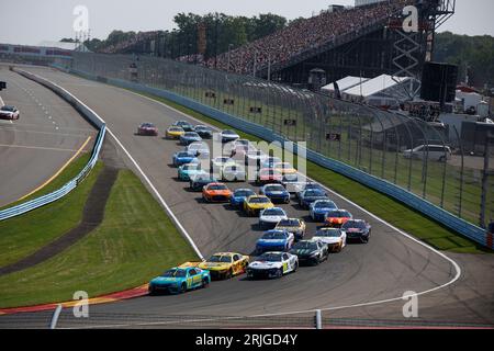 Watkins Glen, NY, États-Unis. 20 août 2023. 20 août 2023 - Watkins Glen, NY : Denny Hamlin (11), pilote de la NASCAR Cup Series, course pour le Go Bowling au Glen au Watkins Glen International à Watkins Glen NY. (Image de crédit : © Stephen A Arce Grindstone Media/ASP) USAGE ÉDITORIAL SEULEMENT! Non destiné à UN USAGE commercial ! Banque D'Images