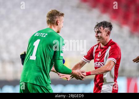 Deurne, Belgique. 22 août 2023. DEURNE, BELGIQUE - AOÛT 22 : le gardien de but Jean Butez du Royal Antwerp FC et Sam Vines du Royal Antwerp FC célèbrent la victoire lors de l'UEFA Champions League - Play-offs - match de 1e étape entre le Royal Antwerp FC et l'AEK Athene au Bosuilstadion le 22 août 2023 à Deurne, Belgique (photo de Joris Verwijst/Orange Pictures) crédit : orange pics BV/Alamy Live News Banque D'Images