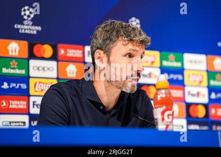 Deurne, Belgique. 22 août 2023. DEURNE, BELGIQUE - 22 AOÛT : l'entraîneur Mark van Bommel du Royal Antwerp FC pendant l'UEFA Champions League - Play-offs - match de 1e étape entre le Royal Antwerp FC et l'AEK Athene au Bosuilstadion le 22 août 2023 à Deurne, Belgique (photo de Joris Verwijst/Orange Pictures) crédit : orange pics BV/Alamy Live News Banque D'Images