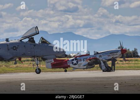 North American P-51 Mustang avec A-10 à Boundary Bay Canada Banque D'Images