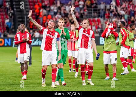 Deurne, Belgique. 22 août 2023. DEURNE, BELGIQUE - AOÛT 22 : Mandela Keita du Royal Antwerp FC, gardien Jean Butez du Royal Antwerp FC, Toby Alderweireld du Royal Antwerp FC et Ritchie de Laet du Royal Antwerp FC applaudissent les supporters lors de l'UEFA Champions League - Play-offs - 1e match entre le Royal Antwerp FC et l'AEK Athene au Bosuilstadion le 22 août 2023 à Deurne, Belgique (photo de Joris Verwijst/Orange Pictures) crédit : Orange pics BV/Alamy Live News Banque D'Images