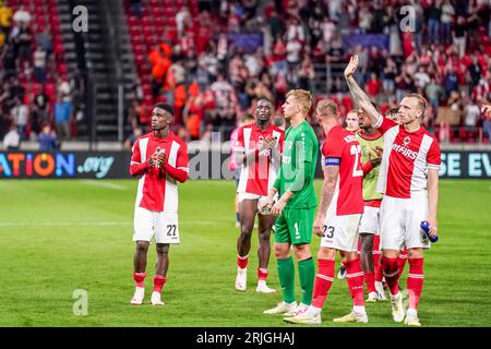 Deurne, Belgique. 22 août 2023. DEURNE, BELGIQUE - AOÛT 22 : Mandela Keita du Royal Antwerp FC, gardien Jean Butez du Royal Antwerp FC, Toby Alderweireld du Royal Antwerp FC et Ritchie de Laet du Royal Antwerp FC applaudissent les supporters lors de l'UEFA Champions League - Play-offs - 1e match entre le Royal Antwerp FC et l'AEK Athene au Bosuilstadion le 22 août 2023 à Deurne, Belgique (photo de Joris Verwijst/Orange Pictures) crédit : Orange pics BV/Alamy Live News Banque D'Images