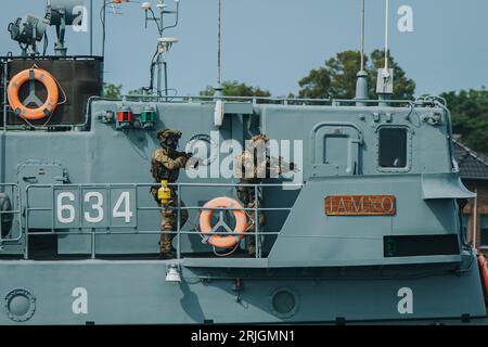 Dziwnow, Wroclaw, Pologne. 22 août 2023. Le 22 août 2023, une présentation de la nouvelle équipe de combat de l'unité militaire Formoza a eu lieu à DziwnÃ³w. Lieutenant général Wlodzimierz Potasinski. A cette occasion, un spectacle dynamique a été présenté dans le cadre d’un exercice épisodique, qui comprendra, entre autres, l’action directe, VBSS (Visit Boarding Search and Seizure), c’est-à-dire la reprise d’un navire détourné par des inconnus armés. (Image de crédit : © Krzysztof Zatycki/ZUMA Press Wire) USAGE ÉDITORIAL SEULEMENT! Non destiné à UN USAGE commercial ! Banque D'Images