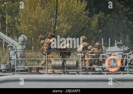 Dziwnow, Wroclaw, Pologne. 22 août 2023. Le 22 août 2023, une présentation de la nouvelle équipe de combat de l'unité militaire Formoza a eu lieu à DziwnÃ³w. Lieutenant général Wlodzimierz Potasinski. A cette occasion, un spectacle dynamique a été présenté dans le cadre d’un exercice épisodique, qui comprendra, entre autres, l’action directe, VBSS (Visit Boarding Search and Seizure), c’est-à-dire la reprise d’un navire détourné par des inconnus armés. (Image de crédit : © Krzysztof Zatycki/ZUMA Press Wire) USAGE ÉDITORIAL SEULEMENT! Non destiné à UN USAGE commercial ! Banque D'Images