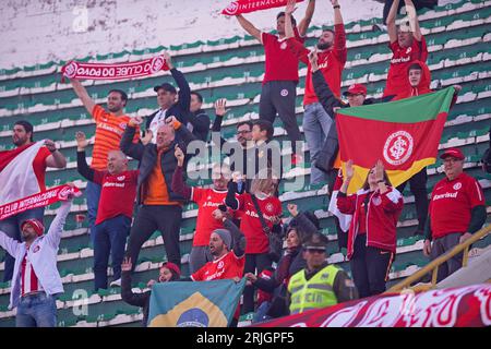 La Paz, Bolivie. 22 août 2023. Supporters de Internacional, lors du match entre Bolivar (bol) et Internacional pour la 1e manche des quarts de finale de la Copa Conmebol Libertadores 2023, au stade Hernando Siles, à la Paz, Bolivie, le 22 août. Photo : Max Peixoto/DiaEsportivo/Alamy Live News crédit : DiaEsportivo/Alamy Live News Banque D'Images