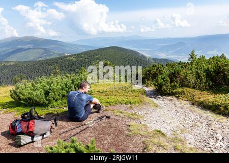 Bratislava, Presov, Slovaquie. 19 août 2023. Un randonneur est vu se reposer sur le sentier de Low Tatra (chaîne de montagnes Nizke Tatry dans le centre de la Slovaquie avec High Tatra en arrière-plan. (Image de crédit : © Dominika Zarzycka/SOPA Images via ZUMA Press Wire) USAGE ÉDITORIAL SEULEMENT! Non destiné à UN USAGE commercial ! Banque D'Images