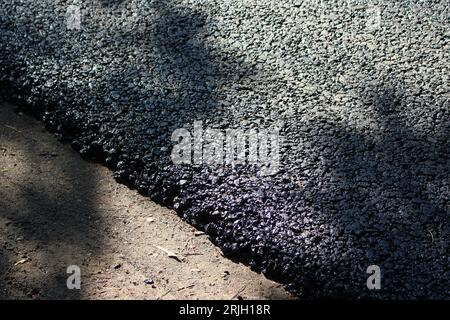 Asphalte fraîchement posé sans bordure de trottoir gros plan Banque D'Images