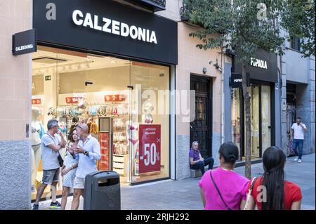 Madrid, Espagne. 5 août 2023. Les piétons passent devant le magasin de mode italien Calzedonia en Espagne. (Image de crédit : © Xavi Lopez/SOPA Images via ZUMA Press Wire) USAGE ÉDITORIAL SEULEMENT! Non destiné à UN USAGE commercial ! Banque D'Images