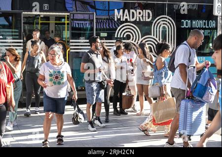 Madrid, Espagne. 5 août 2023. Les touristes arrivent au centre-ville de Madrid après avoir monté un bus touristique en Espagne. (Image de crédit : © Xavi Lopez/SOPA Images via ZUMA Press Wire) USAGE ÉDITORIAL SEULEMENT! Non destiné à UN USAGE commercial ! Banque D'Images