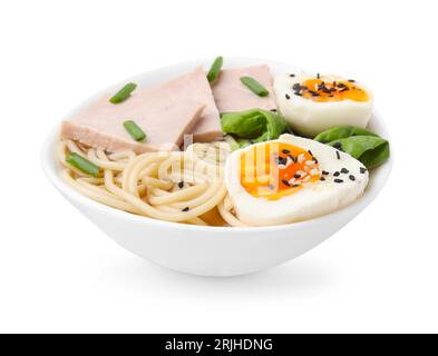 Bol de délicieux ramen avec de la viande isolée sur blanc. Soupe de nouilles Banque D'Images