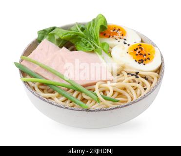 Bol de délicieux ramen avec de la viande isolée sur blanc. Soupe de nouilles Banque D'Images