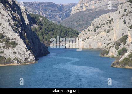 Un paysage magnifique avec des collines et la rivière Visovacko Banque D'Images