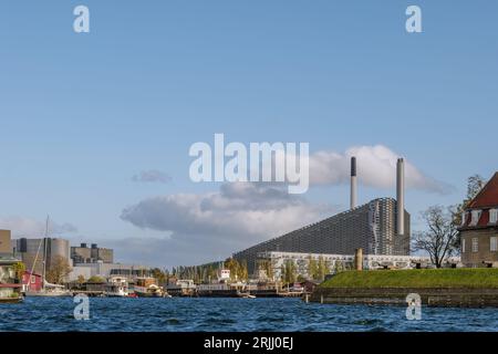 Paysage urbain le long du front de mer et arrière-plan des navires de guerre historiques sur Holmen, le musée flottant de Copenhague à Nyholm et CopenHill. Banque D'Images