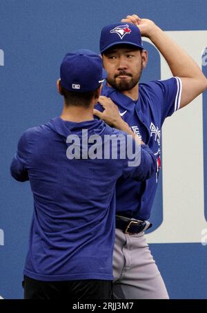 Baltimore, États-Unis. 22 août 2023. BALTIMORE, MD - 22 AOÛT : le lanceur de départ des Blue Jays de Toronto Yusei Kikuchi (16) se réchauffe avant un match de MLB entre les Orioles de Baltimore et les Blue Jays de Toronto, le 22 août 2023, au Orioles Park à Camden yards, à Baltimore, Maryland. (Photo de Tony Quinn/SipaUSA) crédit : SIPA USA/Alamy Live News Banque D'Images