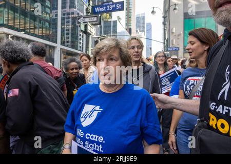 New York, New York, États-Unis. 22 août 2023. Le président de la Fédération américaine des enseignants, Randi Weingarten, s'entretient avec un attaquant sur la ligne de piquetage à la Writers Guild of America et SAG-AFTRA 'Journée nationale de solidarité' au siège d'Amazon. SAG-AFTRA est en grève depuis juillet 14, et la Writers Guild depuis mai 2. (Image de crédit : © Michael Nigro/Pacific Press via ZUMA Press Wire) USAGE ÉDITORIAL SEULEMENT! Non destiné à UN USAGE commercial ! Banque D'Images