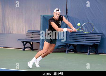 New York, États-Unis. 22 août 2023. Flushing Meadows, New York - 22 août 2023 : Holger Rune du Danemark lors d'une séance d'essais au National tennis Center aujourd'hui en préparation de l'US Open qui débutera lundi prochain. Rune frappait contre Alexander Zvereva d'Allemagne. Crédit : Adam Stoltman/Alamy Live News Banque D'Images