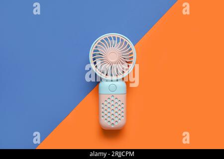 Petit nouveau ventilateur électrique sur fond de couleur Banque D'Images