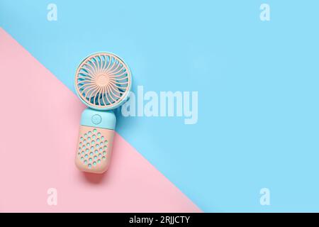 Petit nouveau ventilateur électrique sur fond de couleur Banque D'Images