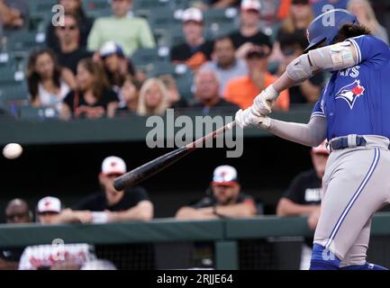 Baltimore, États-Unis. 22 août 2023. BALTIMORE, MD - 22 AOÛT : l'arrêt Bo Bichette (11 ans) des Blue Jays de Toronto entre les Orioles de Baltimore et les Blue Jays de Toronto, le 22 août 2023, à Orioles Park à Camden yards, à Baltimore, Maryland. (Photo de Tony Quinn/SipaUSA) crédit : SIPA USA/Alamy Live News Banque D'Images