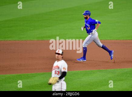 Baltimore, États-Unis. 22 août 2023. Brandon Belt (13), le lanceur désigné des Blue Jays de Toronto, dirige les bases derrière le lanceur de relève des Orioles de Baltimore Mike Baumann (53) après un homer de deux manches lors de la dixième manche à Camden yards à Baltimore, MD, le mardi 22 août 2023. Toronto a gagné 6-3. Photo de David Tulis/UPI crédit : UPI/Alamy Live News Banque D'Images