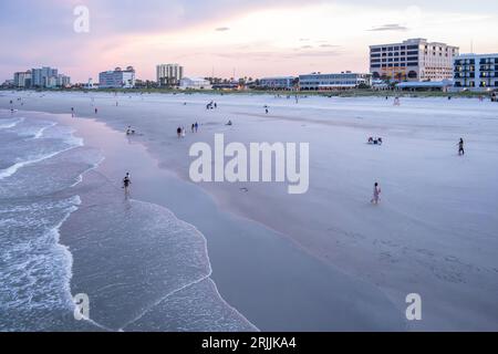 Les gens profitent d'une belle soirée au crépuscule sur Jacksonville Beach dans le nord-est de la Floride. (ÉTATS-UNIS) Banque D'Images