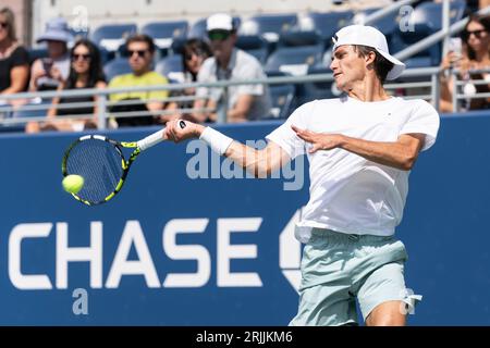 Quinn Vandecasteelle, des USA, revient au ballon lors du match de 1e tour contre Facundo Bagnis, d'Argentine, de qualification pour l'US Open Championship au Billy Jean King tennis Center à New York, le 22 août 2023 Banque D'Images